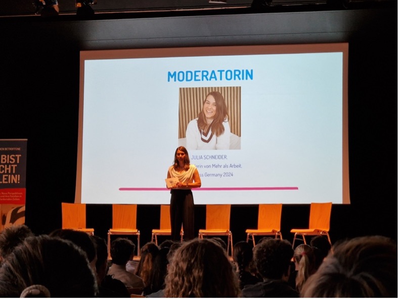 Moderation auf der Bühne